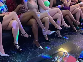 東京都文京区湯島のインターナショナルパブ HOT LEGS(ホットレッグス)